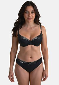 Fekete bikini szett, párnázott melltartóval, flitteres szegéllyel és illeszkedő alsó résszel. Sima anyag és állítható pántok.
