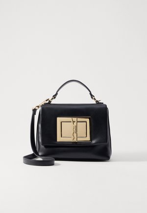 Borsa a tracolla nera in pelle con design strutturato, dotata di una chiusura dorata e di una tracolla removibile. Texture liscia e forma rettangolare.