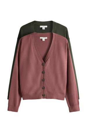 Twee middelgrote cardigans met lange mouwen, één in dusty roze met knopen, gelaagd over een donkergroene, afgebeeld op een witte achtergrond.