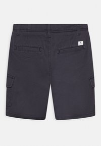 Pantaloni cargo di un blu scuro realizzati in tessuto resistente, con quattro tasche, passanti per la cintura e una piccola etichetta del marchio sul retro. Texture liscia.