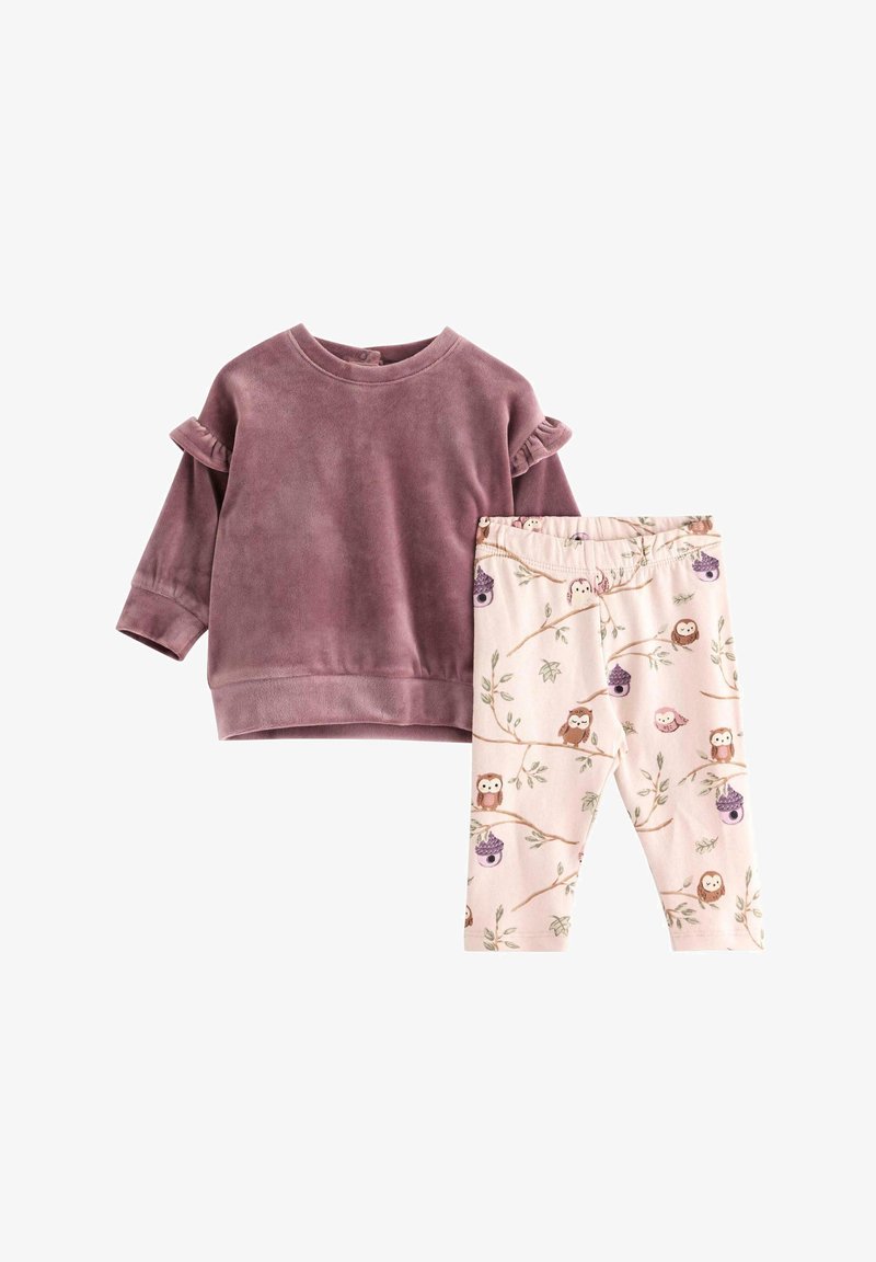 Lila Velours-Shirt mit langen Ärmeln und Rüschensäumen, kombiniert mit Cremefarbenen Leggings, die mit Eulen- und Zweigen-Muster in Pink und Grün bedruckt sind.