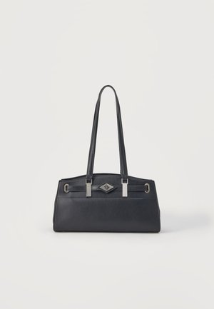 Bolso rectangular negro con dos asas largas y detalles de herrajes plateados sobre un fondo claro y liso.