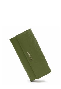 Portafoglio in pelle verde con texture, dalla finitura liscia, caratterizzato da un logo metallico e un design a piega. Forma compatta e rettangolare.
