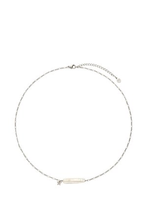 Delicata collana a catena in argento con una perla bianca orizzontale e un piccolo ciondolo a stella vicino alla chiusura e una catenina di prolunga regolabile.