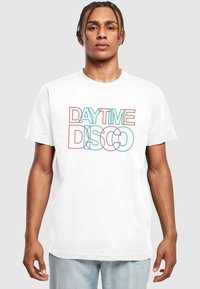 Bílý bavlněný tričko s potiskem "DAYTIME DISCO" v červeném, modrém a zeleném písmu. Krátké rukávy a kulatý výstřih, volný střih.