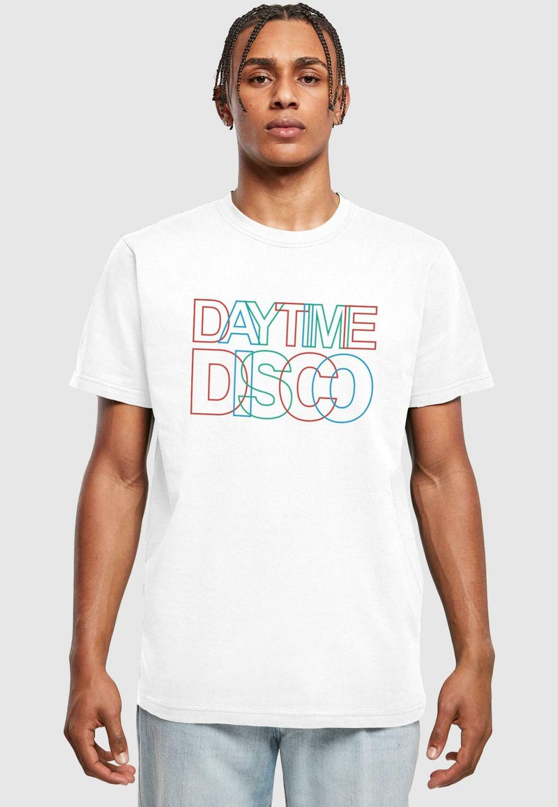 Bílý bavlněný tričko s potiskem "DAYTIME DISCO" v červeném, modrém a zeleném písmu. Krátké rukávy a kulatý výstřih, volný střih.