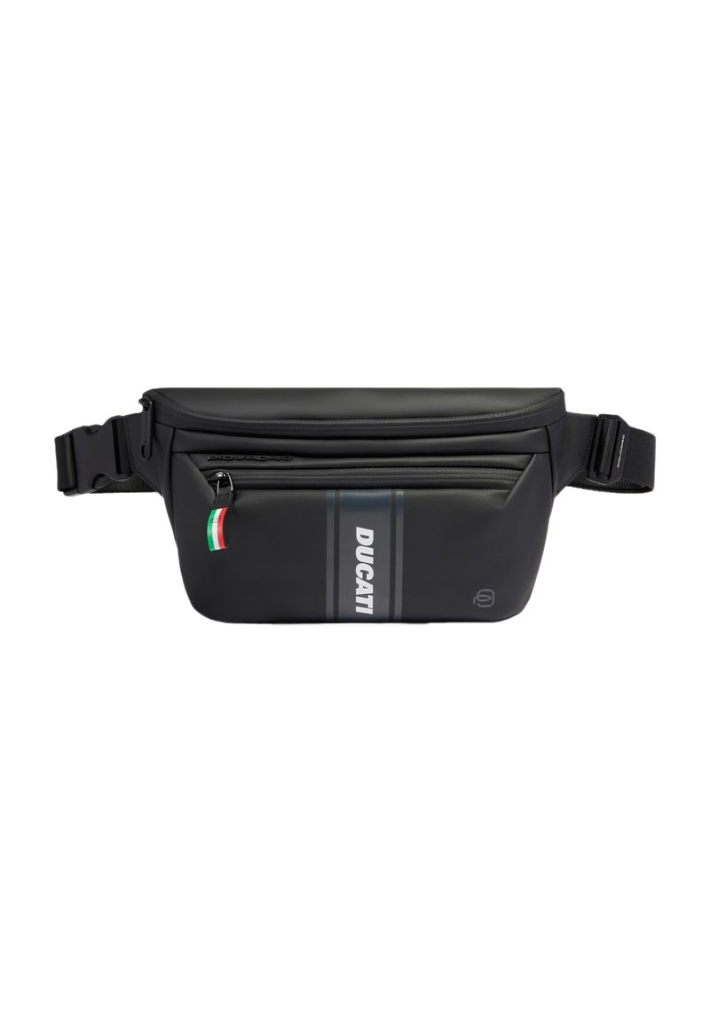Riñonera negra fabricada con material duradero, con un bolsillo delantero con cremallera, detalles en azul y una pequeña bandera italiana. Logo: DUCATI.