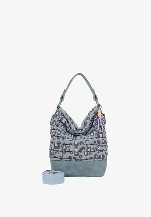 Bolso hobo hecho de tela gris acolchada con un patrón de leopardo. Presenta una base texturizada de un sólido azul claro y una correa desmontable.