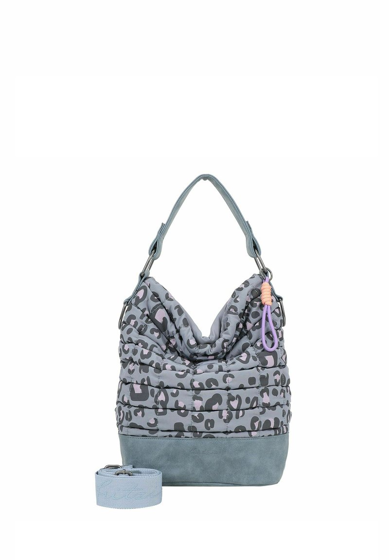 Bolso hobo hecho de tela gris acolchada con un patrón de leopardo. Presenta una base texturizada de un sólido azul claro y una correa desmontable.