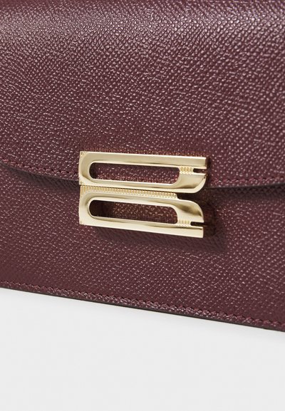 Victoria Beckham BBUCKLE NANO - Sac bandoulière - burgundy