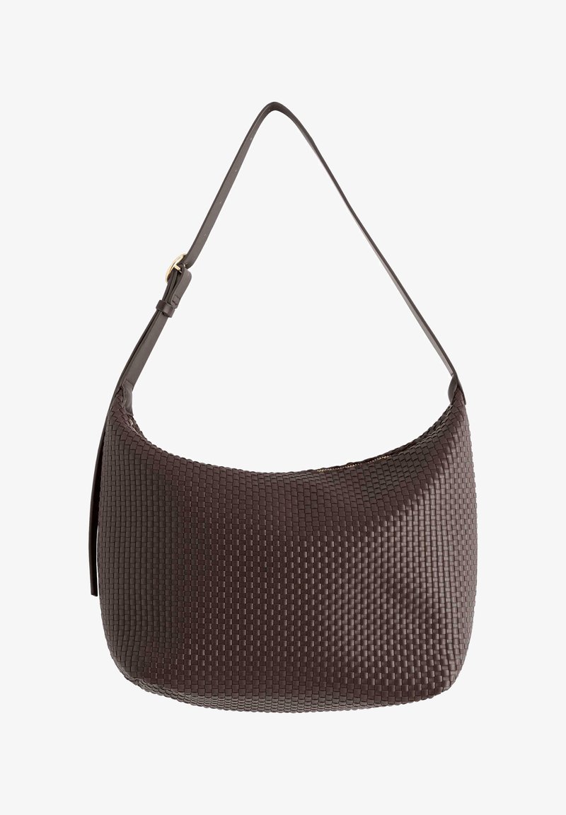Sac à bandoulière en cuir tressé de couleur marron foncé, présentant une forme courbée, une base plate et une seule bandoulière réglable avec des accessoires en métal doré.