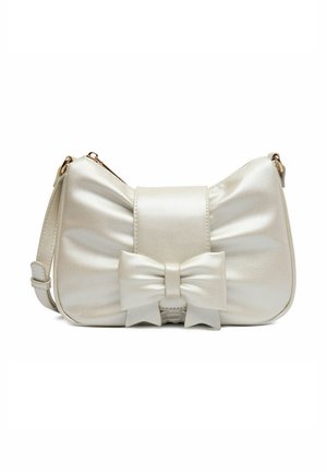 Bolso pequeño de metal plateado con un detalle central de lazo, suaves pliegues y una correa ajustable para el hombro.