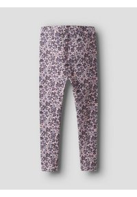Legginsy w kwiaty z miękkiego, elastycznego materiału. Posiadają jasnoróżową bazę z ciemnopurpurowym i granatowym wzorem kwiatowym. Dopasowany krój, elastyczny pas.
