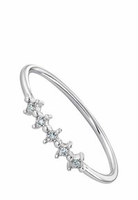 Anillo de plata con cinco pequeñas piedras preciosas redondas y transparentes dispuestas en acentos en forma de estrella a lo largo de la banda, acabado pulido y forma circular suave.