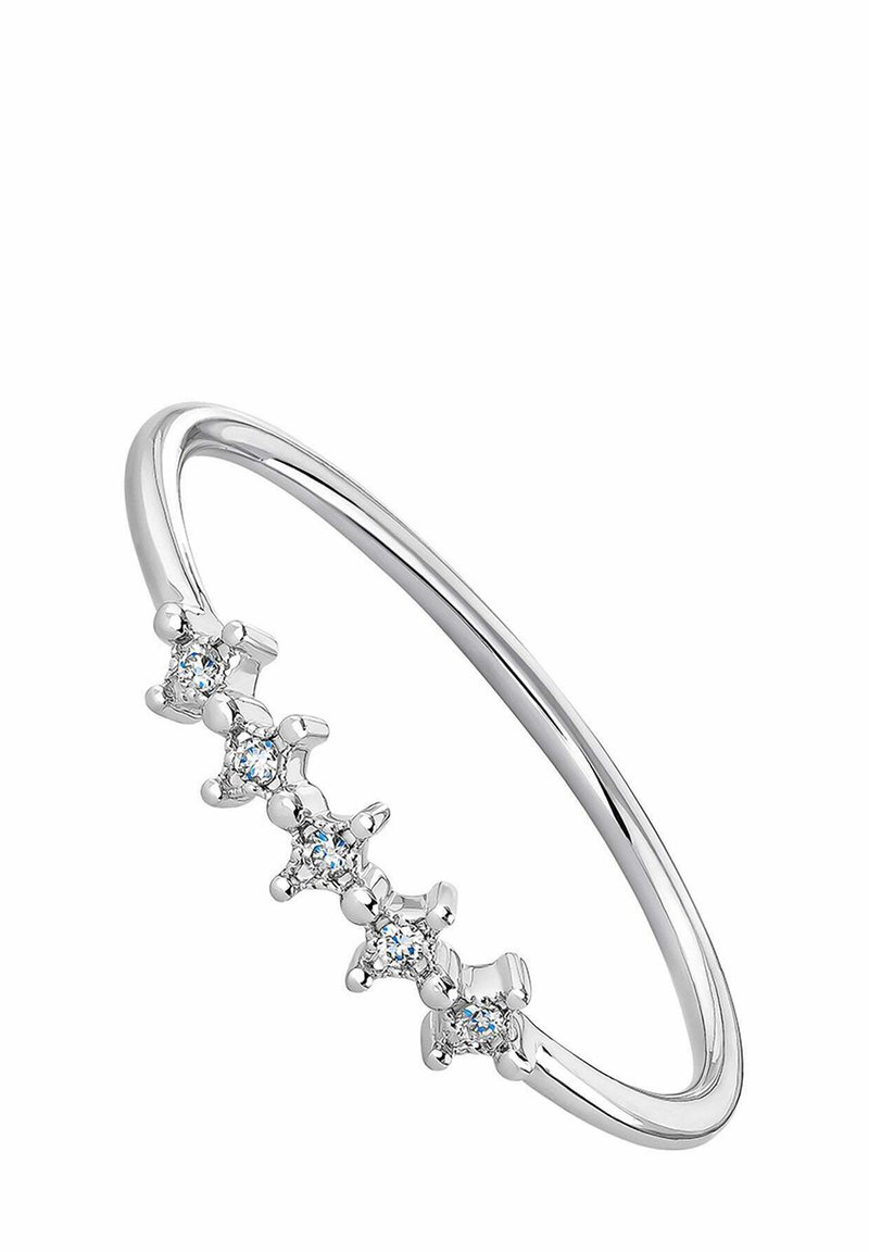 Anillo de plata con cinco pequeñas piedras preciosas redondas y transparentes dispuestas en acentos en forma de estrella a lo largo de la banda, acabado pulido y forma circular suave.