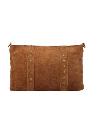 Rechteckige braune Wildleder-Clutch mit zwei vertikalen Riemen, verziert mit goldfarbenen runden Nieten auf weißem Hintergrund.