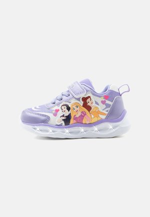 Basket violette pour enfant avec princesses Disney, semelle lumineuse, fermeture Velcro et motifs cœur sur le côté.