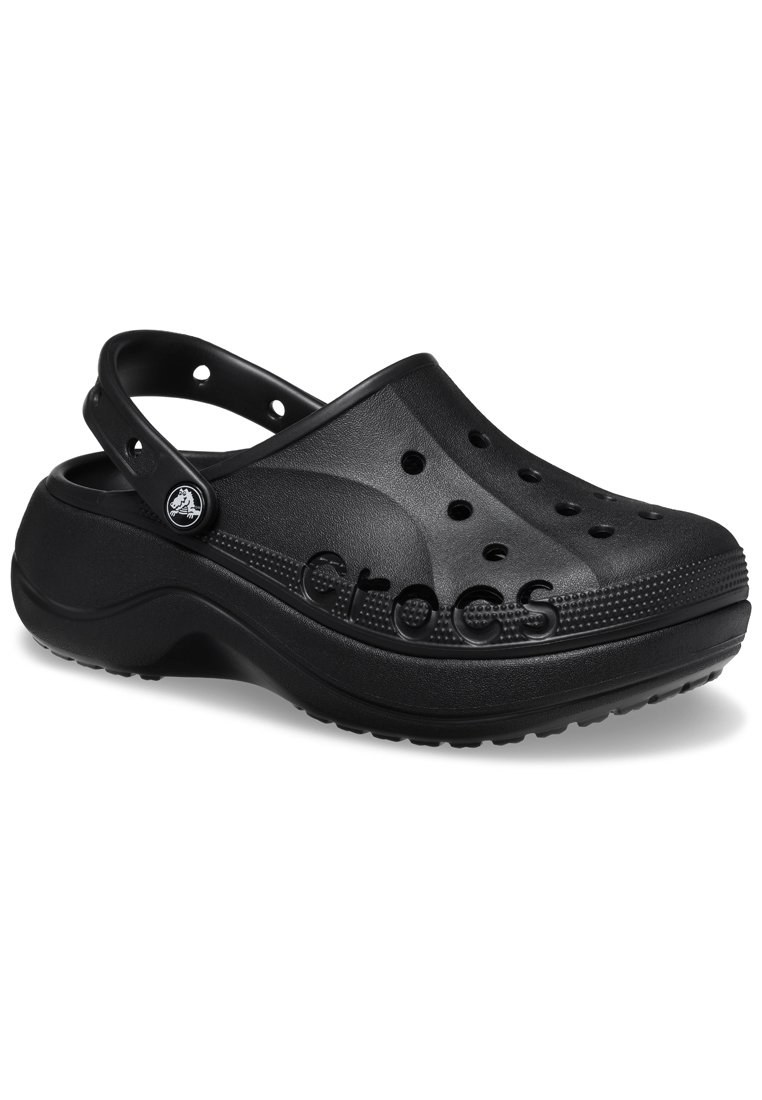 Zueco negro de Crocs hecho de espuma durable, con agujeros de ventilación, una correa en la parte trasera y una suela texturizada para mayor agarre. Tiene una forma redondeada con un acabado suave.