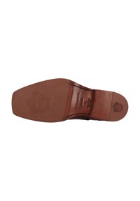 Sole di scarpa in pelle marrone con logo inciso, dettagli di cucitura in rilievo e superficie liscia. Presenta una leggera affusolatura nella punta.