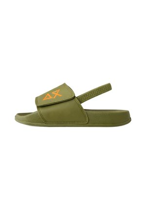 Sandalo aperto verde oliva con cinturino regolabile e cinturino posteriore, con logo geometrico arancione sul cinturino superiore.