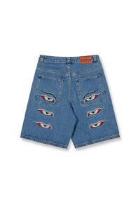 Pantalones cortos de mezclilla de color azul, con diseños de ojos bordados en los bolsillos traseros y una etiqueta de marca de cuero en la cintura.