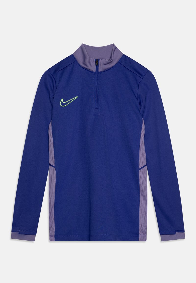 T-shirt de sport à manches longues avec un corps violet, des accents gris et un col zippé. Présente un logo swoosh Nike en vert vif.