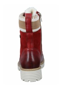 Bottine à chevilles en suède rouge avec un talon en cuir lisse, semelle en caoutchouc blanche et col en maille. Comprend une fermeture éclair et un revêtement doux au niveau du haut de la chaussure.