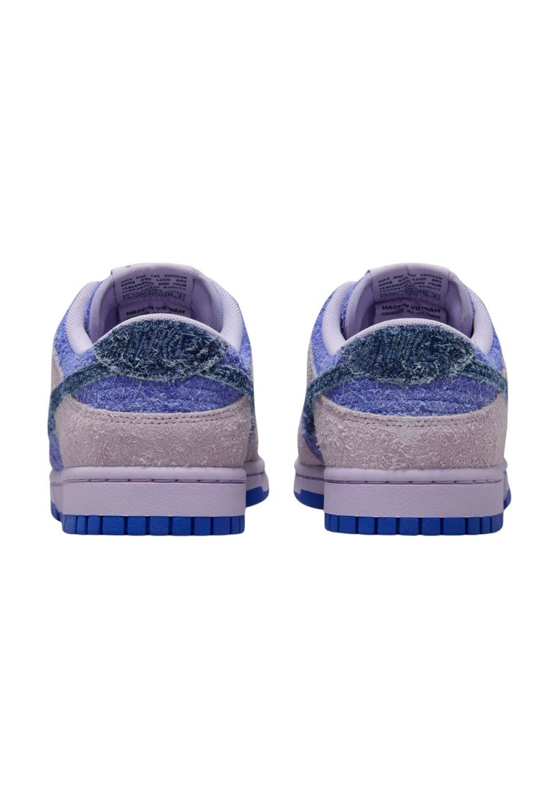 Baskets en velours violet avec des accents texturés bleu, un col rembourré et une semelle extérieure en caoutchouc bleu, présentant un design bas profil adapté à un usage décontracté.