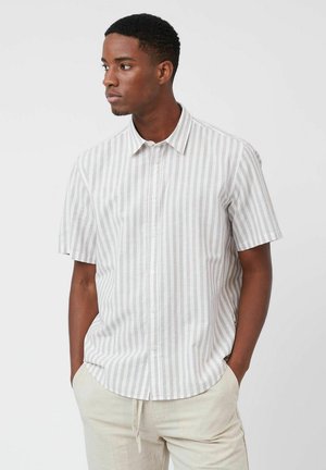 Camicia a maniche corte con bottoni, a strisce grigio chiaro e bianche, realizzata in tessuto traspirante, con colletto classico e orlo arrotondato.