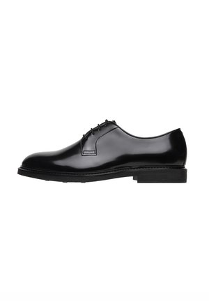 Schwarzer Lederschuh mit glatter, glänzender Oberfläche, niedrigem Absatz, runder Zehenform und Schnürdesign mit vier Ösen.