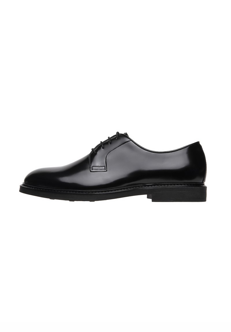 Zwarte leren jurk schoenen met een gladde, glanzende afwerking, een lage hak, ronde neus en een vetersluiting met vier oogjes.