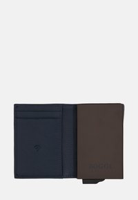 Naudas maks ar tumši zilu ādas materiālu, diskrētām kartēm domātām kabatām un brūnu RFID bloķējošu sadaļu ar iegravētu zīmolu.