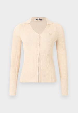 Bež dolg rokav pulover z rebrastim vzorcem, V-izrezom, gumbi na sprednji strani, majhnim vezenim logotipom živali na levi strani prsnega koša ter klasičnim ovratnikom.