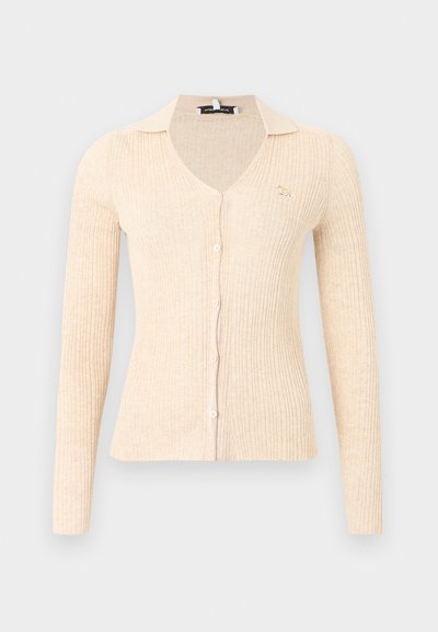 Μπεζ ριμπ μάλλινη ζακέτα με μακριά μανίκια, V-λαιμόκοψη, κουμπωτό μπροστινό μέρος, μικρό κεντητό λογότυπο ζώου στο αριστερό στήθος και κλασικό γιακά.