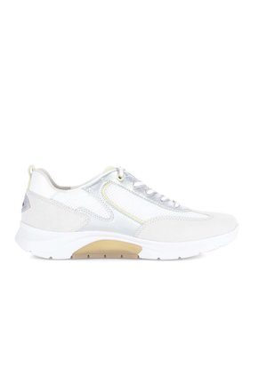 Baskets blanches et argentées avec panneaux en mesh, laçage à l'avant, col rembourré et semelle en caoutchouc beige conçues pour un usage décontracté.