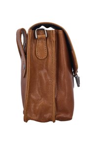 Borsa in pelle marrone con una texture liscia, forma rettangolare, manico superiore e rifiniture in metallo argentato sulla cerniera e sulla tracolla.