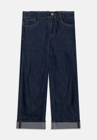 Pantalones cortos de mezclilla azul oscuro con un diseño de pierna recta, que cuentan con bolsillos frontales y dobladillos con puños de tela contrastante.