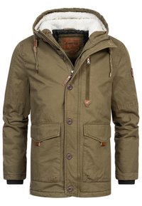 Olijfgroene jas met een faux fur gevoerde capuchon, een ritssluiting en knopen, meerdere voorzakken, leren accenten en geribbelde manchetten.