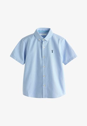 Šviesiai mėlyna trumpomis rankovėmis marškiniai su sagomis, su segama apykakle ir mažuoju tamsiai mėlynu elnio logotipu kairėje krūtinėje.