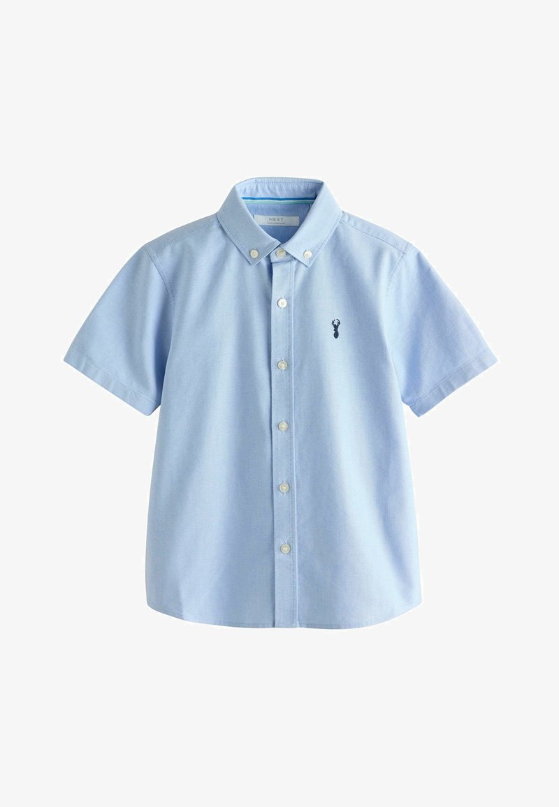 Chemise bleu clair à manches courtes avec boutons sur le devant, col boutonné et petit logo de cerf bleu foncé sur le côté gauche de la poitrine.