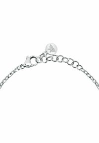 Braccialetto in catena d'argento con chiusura e un'etichetta rotonda con un design a foglia, che presenta anelli metallici lucidi e una superficie liscia.