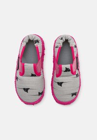 Pelēki un balti svītraini slip-on apavi ar rozā akcentiem, kuriem ir melnu kaķu raksti; mīksta auduma un struktūrēta zole nodrošina komfortu.