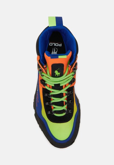 Χρωματιστό παπούτσι πεζοπορίας με συνδυασμό υλικών σε μαύρο, πορτοκαλί, μπλε, πράσινο και κίτρινο. Υφή στην επάνω πλευρά με έντονο σύστημα κορδονιών και λογότυπο.