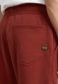 Bordeauxkleurige sweatpants van zachte stof, met een achterzak met zichtbare stiksels en een G-Star label dat nabij de tailleband is bevestigd.