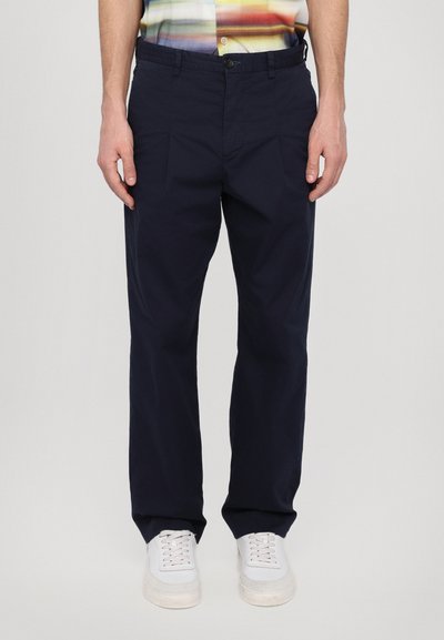 Pantalones azul marino hechos de tela ligera, con un ajuste relajado, dos bolsillos laterales y cierre de botón en la cintura.