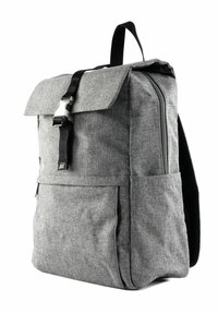 Zaino in tessuto grigio con chiusura a pattina, hardware in metallo argentato, tasca laterale e frontale con zip; presenta spallacci imbottiti.
