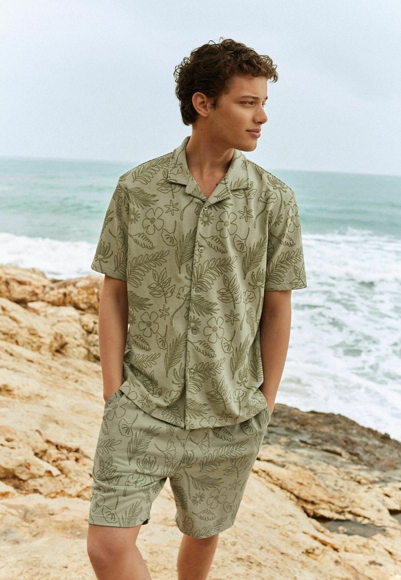 Next TEXTURED SHORT SLEEVE - Camisa - green leaf print