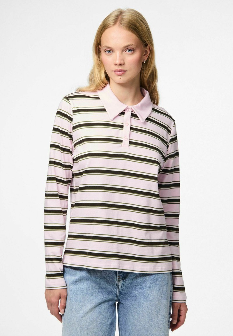 Ilga rankovė polo marškiniai su rožinėmis ir tamsiai žaliomis juostelėmis, lengvas audinys, apykaklė, mygtukų paslėpimas ir laisvas kirpimas.