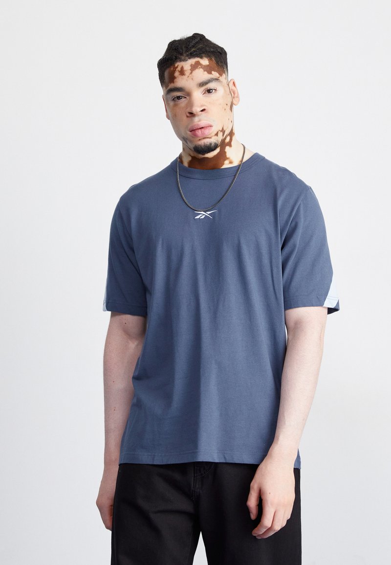 Reebok blue short-sleeve T-shirt.