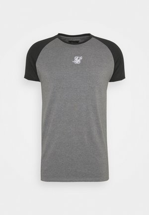 Graues Kurzarm-T-Shirt mit schwarzen Raglanärmeln und einem kleinen weißen, gestickten Logo in der Mitte auf der Brust.